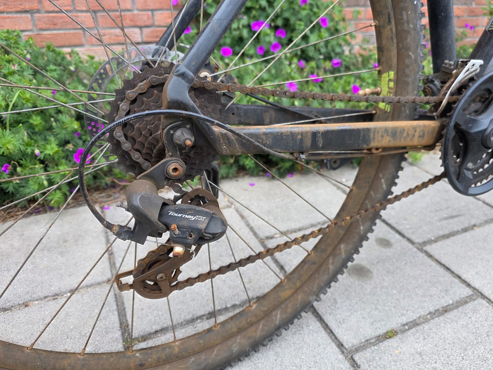 Fiets voor restauratie — verroest en versleten